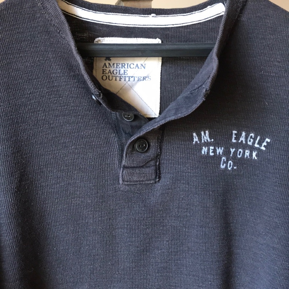 Men’s American Eagle henley style shirt in gray. L
